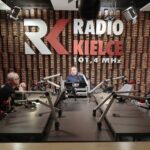 28.01.2022. Kielce. Sportowa Debata Radia Kielce. Na zdjęciu (od lewej): Sławomir Stachura - były szef redakcji sportowej Echa Dnia, Jakub Rożek - Radio Kielce, Kamil Markiewicz - dziennikarz sportowy TVP 3 Kielce / Wiktor Taszłow / Radio Kielce