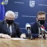 31.01.2022. Kielce. Podpisanie aneksu do umowy dotyczącej realizacji zadania "Budowa linii kolejowej nr 582 Czarnca-Włoszczowa Płn. Na zdjęciu (od lewej): Andrzej Bętkowski - marszałek województwa świętokrzyskiego, Tomasz Jamka - członek zarządu Województwa Świętokrzyskiego / Wiktor Taszłow / Radio Kielce