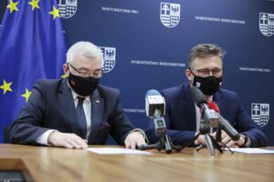 31.01.2022. Kielce. Podpisanie aneksu do umowy dotyczącej realizacji zadania "Budowa linii kolejowej nr 582 Czarnca-Włoszczowa Płn. Na zdjęciu (od lewej): Andrzej Bętkowski - marszałek województwa świętokrzyskiego, Tomasz Jamka - członek zarządu Województwa Świętokrzyskiego / Wiktor Taszłow / Radio Kielce