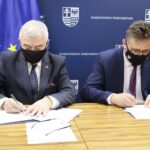 31.01.2022. Kielce. Podpisanie aneksu do umowy dotyczącej realizacji zadania "Budowa linii kolejowej nr 582 Czarnca-Włoszczowa Płn. Na zdjęciu (od lewej): Andrzej Bętkowski - marszałek województwa świętokrzyskiego, Tomasz Jamka - członek zarządu Województwa Świętokrzyskiego / Wiktor Taszłow / Radio Kielce