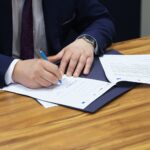 31.01.2022. Kielce. Podpisanie aneksu do umowy dotyczącej realizacji zadania "Budowa linii kolejowej nr 582 Czarnca-Włoszczowa Płn / Wiktor Taszłow / Radio Kielce