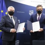 31.01.2022. Kielce. Podpisanie aneksu do umowy dotyczącej realizacji zadania "Budowa linii kolejowej nr 582 Czarnca-Włoszczowa Płn. Na zdjęciu (od lewej): Andrzej Bętkowski - marszałek województwa świętokrzyskiego, Tomasz Jamka - członek zarządu Województwa Świętokrzyskiego / Wiktor Taszłow / Radio Kielce