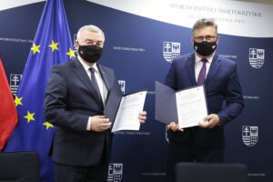 31.01.2022. Kielce. Podpisanie aneksu do umowy dotyczącej realizacji zadania "Budowa linii kolejowej nr 582 Czarnca-Włoszczowa Płn. Na zdjęciu (od lewej): Andrzej Bętkowski - marszałek województwa świętokrzyskiego, Tomasz Jamka - członek zarządu Województwa Świętokrzyskiego / Wiktor Taszłow / Radio Kielce