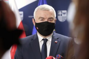 31.01.2022. Kielce. Podpisanie aneksu do umowy dotyczącej realizacji zadania "Budowa linii kolejowej nr 582 Czarnca-Włoszczowa Płn. Na zdjęciu: Andrzej Bętkowski - marszałek województwa świętokrzyskiego / Wiktor Taszłow / Radio Kielce