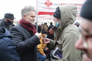 24.12.2021. Kielce. Wigilia dla samotnych, ubogich i bezdomnych. Na zdjęciu (z lewej): Krzysztof Słoń - senator / Wiktor Taszłow / Radio Kielce