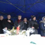 24.12.2021. Kielce. Wigilia dla samotnych, ubogich i bezdomnych. Na zdjęciu (od lewej): biskup Marian Florczyk, ks. Stanisław Słowik - dyrektor kieleckiej Caritas, biskup Andrzej Kaleta, Krzysztof Słoń - senator, Jacek Sabat - dyrektor Wojewódzkiego Domu Kultury / Wiktor Taszłow / Radio Kielce