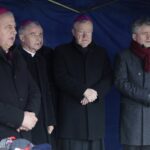 24.12.2021. Kielce. Wigilia dla samotnych, ubogich i bezdomnych. Na zdjęciu (od lewej): biskup Jan Piotrowski, biskup Marian Florczyk, biskup Andrzej Kaleta, Krzysztof Słoń - senator, Jacek Sabat - dyrektor Wojewódzkiego Domu Kultury / Wiktor Taszłow / Radio Kielce