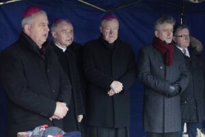 24.12.2021. Kielce. Wigilia dla samotnych, ubogich i bezdomnych. Na zdjęciu (od lewej): biskup Jan Piotrowski, biskup Marian Florczyk, biskup Andrzej Kaleta, Krzysztof Słoń - senator, Jacek Sabat - dyrektor Wojewódzkiego Domu Kultury / Wiktor Taszłow / Radio Kielce