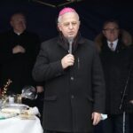 24.12.2021. Kielce. Wigilia dla samotnych, ubogich i bezdomnych. Na zdjęciu (od lewej): ks. Stanisław Słowik - dyrektor kieleckiej Caritas, biskup Andrzej Kaleta, biskup Jan Piotrowski, Jacek Sabat - dyrektor Wojewódzkiego Domu Kultury / Wiktor Taszłow / Radio Kielce
