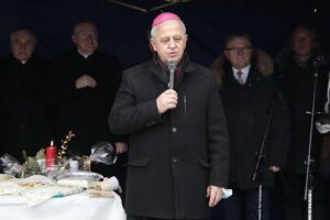 24.12.2021. Kielce. Wigilia dla samotnych, ubogich i bezdomnych. Na zdjęciu (od lewej): ks. Stanisław Słowik - dyrektor kieleckiej Caritas, biskup Andrzej Kaleta, biskup Jan Piotrowski, Jacek Sabat - dyrektor Wojewódzkiego Domu Kultury / Wiktor Taszłow / Radio Kielce