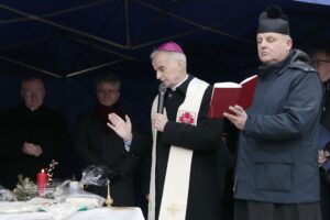 24.12.2021. Kielce. Wigilia dla samotnych, ubogich i bezdomnych. Na zdjęciu: biskup Andrzej Kaleta, Krzysztof Słoń - senator, biskup Marian Florczyk, ks. Krzysztof Banasik / Wiktor Taszłow / Radio Kielce