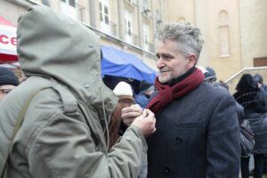 24.12.2021. Kielce. Wigilia dla samotnych, ubogich i bezdomnych. Na zdjęciu (z prawej): Krzysztof Słoń - senator / Wiktor Taszłow / Radio Kielce