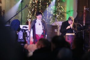 06.01.2022. Święty Krzyż. Charytatywny koncert kolęd i pastorałek. Na zdjęciu: Basia Stepniak-wilk z zespołem / Wiktor Taszłow / Radio Kielce