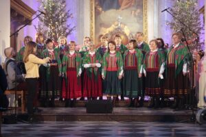 06.01.2022. Święty Krzyż. Charytatywny koncert kolęd i pastorałek. Na zdjęciu zespół śpiewaczy Echo Łysicy / Wiktor Taszłow / Radio Kielce