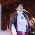 06.01.2022. Święty Krzyż. Charytatywny koncert kolęd i pastorałek. Na zdjęciu: Basia Stepniak-wilk z zespołem / Wiktor Taszłow / Radio Kielce