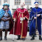 06.01.2022. Kielce. Orszak Trzech Króli. Na zdjęciu (od lewej): Robert Mazur - dowódca Kieleckiego Ochotniczego Szwadronu Kawalerii imienia 13. Pułku Ułanów Wileńskich jako Melchior, dr Piotr Stępień jako Kacper, Paweł Golański - były piłkarz jako Baltazar / Wiktor Taszłow / Radio Kielce