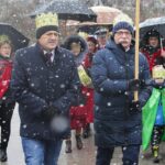 06.01.2022. Brzezinki. Orszak Trzech Króli. Na zdjęciu (od lewej): Mirosław Gębski - starosta kielecki, Tomasz Lato - wójt Masłowa / Wiktor Taszłow / Radio Kielce