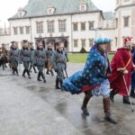 06.01.2022. Kielce. Orszak Trzech Króli. Na zdjęciu (na pierwszym planie, od lewej): Robert Mazur - dowódca Kieleckiego Ochotniczego Szwadronu Kawalerii imienia 13. Pułku Ułanów Wileńskich jako Melchior, dr Piotr Stępień jako Kacper, Paweł Golański - były piłkarz jako Baltazar / Wiktor Taszłow / Radio Kielce
