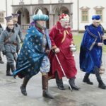 06.01.2022. Kielce. Orszak Trzech Króli. Na zdjęciu (od lewej): Robert Mazur - dowódca Kieleckiego Ochotniczego Szwadronu Kawalerii imienia 13. Pułku Ułanów Wileńskich jako Melchior, dr Piotr Stępień jako Kacper, Paweł Golański - były piłkarz jako Baltazar / Wiktor Taszłow / Radio Kielce