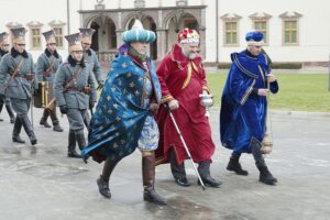 06.01.2022. Kielce. Orszak Trzech Króli. Na zdjęciu (od lewej): Robert Mazur - dowódca Kieleckiego Ochotniczego Szwadronu Kawalerii imienia 13. Pułku Ułanów Wileńskich jako Melchior, dr Piotr Stępień jako Kacper, Paweł Golański - były piłkarz jako Baltazar / Wiktor Taszłow / Radio Kielce