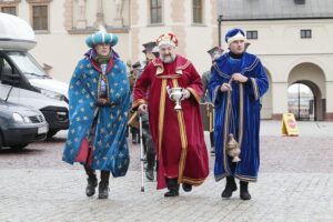 06.01.2022. Kielce. Orszak Trzech Króli. Na zdjęciu (od lewej): Robert Mazur - dowódca Kieleckiego Ochotniczego Szwadronu Kawalerii imienia 13. Pułku Ułanów Wileńskich jako Melchior, dr Piotr Stępień jako Kacper, Paweł Golański - były piłkarz jako Baltazar / Wiktor Taszłow / Radio Kielce