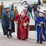 06.01.2022. Kielce. Orszak Trzech Króli. Na zdjęciu (od lewej): Robert Mazur - dowódca Kieleckiego Ochotniczego Szwadronu Kawalerii imienia 13. Pułku Ułanów Wileńskich jako Melchior, dr Piotr Stępień jako Kacper, Paweł Golański - były piłkarz jako Baltazar / Wiktor Taszłow / Radio Kielce