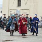 06.01.2022. Kielce. Orszak Trzech Króli. Na zdjęciu (od lewej): Robert Mazur - dowódca Kieleckiego Ochotniczego Szwadronu Kawalerii imienia 13. Pułku Ułanów Wileńskich jako Melchior, dr Piotr Stępień jako Kacper, Paweł Golański - były piłkarz jako Baltazar / Wiktor Taszłow / Radio Kielce