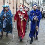 06.01.2022. Kielce. Orszak Trzech Króli. Na zdjęciu (od lewej): Robert Mazur - dowódca Kieleckiego Ochotniczego Szwadronu Kawalerii imienia 13. Pułku Ułanów Wileńskich jako Melchior, dr Piotr Stępień jako Kacper, Paweł Golański - były piłkarz jako Baltazar / Wiktor Taszłow / Radio Kielce