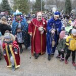 06.01.2022. Kielce. Orszak Trzech Króli. Na zdjęciu Trzej Królowie (od lewej): Robert Mazur - dowódca Kieleckiego Ochotniczego Szwadronu Kawalerii imienia 13. Pułku Ułanów Wileńskich jako Melchior, dr Piotr Stępień jako Kacper, Paweł Golański - były piłkarz jako Baltazar / Wiktor Taszłow / Radio Kielce