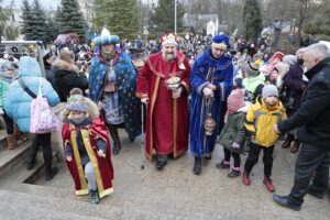 06.01.2022. Kielce. Orszak Trzech Króli. Na zdjęciu Trzej Królowie (od lewej): Robert Mazur - dowódca Kieleckiego Ochotniczego Szwadronu Kawalerii imienia 13. Pułku Ułanów Wileńskich jako Melchior, dr Piotr Stępień jako Kacper, Paweł Golański - były piłkarz jako Baltazar / Wiktor Taszłow / Radio Kielce