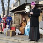 06.01.2022. Kielce. Orszak Trzech Króli. Na zdjęciu (przemawia): bp Marian Florczyk / Wiktor Taszłow / Radio Kielce