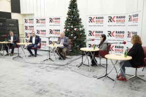 09.01.2022. Studio Polityczne Radia Kielce. Na zdjęciu (od lewej): Jarosław Karyś - PiS, Krzysztof Sławiński - PO, Czesław Siekierski - PSL, Agnieszka Grygiel - Nowa Lewica, Julia Polakowska - Konfederacja / Wiktor Taszłow / Radio Kielce