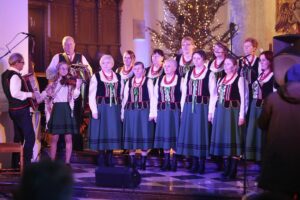 06.01.2022. Święty Krzyż. Charytatywny koncert kolęd i pastorałek. Na zdjęciu: zespół śpiewaczy Modrzewianki / Wiktor Taszłow / Radio Kielce