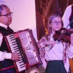 06.01.2022. Święty Krzyż. Charytatywny koncert kolęd i pastorałek. Na zdjęciu: zespół śpiewaczy Modrzewianki / Wiktor Taszłow / Radio Kielce