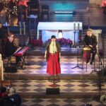 06.01.2022. Święty Krzyż. Charytatywny koncert kolęd i pastorałek. Na zdjęciu: Basia Stepniak-wilk z zespołem / Wiktor Taszłow / Radio Kielce