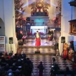 06.01.2022. Święty Krzyż. Charytatywny koncert kolęd i pastorałek. Na zdjęciu: Basia Stepniak-wilk z zespołem / Wiktor Taszłow / Radio Kielce