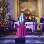 06.01.2022. Święty Krzyż. Charytatywny koncert kolęd i pastorałek. Na zdjęciu: Basia Stepniak-wilk z zespołem / Wiktor Taszłow / Radio Kielce