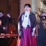 06.01.2022. Święty Krzyż. Charytatywny koncert kolęd i pastorałek. Na zdjęciu: Basia Stepniak-wilk z zespołem / Wiktor Taszłow / Radio Kielce