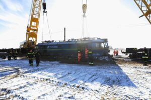 07.01.2022. Gołuchów. Podnoszenie wykolejonej lokomotywy / Wiktor Taszłow / Radio Kielce