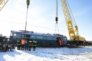 07.01.2022. Gołuchów. Podnoszenie wykolejonej lokomotywy / Wiktor Taszłow / Radio Kielce