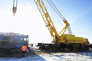 07.01.2022. Gołuchów. Podnoszenie wykolejonej lokomotywy / Wiktor Taszłow / Radio Kielce