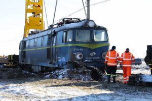 07.01.2022. Gołuchów. Podnoszenie wykolejonej lokomotywy / Wiktor Taszłow / Radio Kielce