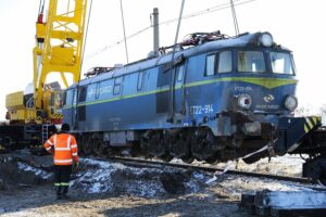 07.01.2022. Gołuchów. Podnoszenie wykolejonej lokomotywy / Wiktor Taszłow / Radio Kielce