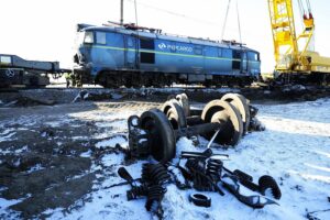 07.01.2022. Gołuchów. Podnoszenie wykolejonej lokomotywy / Wiktor Taszłow / Radio Kielce