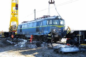 07.01.2022. Gołuchów. Podnoszenie wykolejonej lokomotywy / Wiktor Taszłow / Radio Kielce