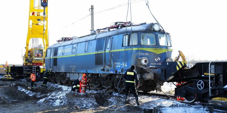 07.01.2022. Gołuchów. Podnoszenie wykolejonej lokomotywy / Wiktor Taszłow / Radio Kielce