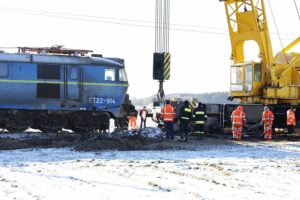 07.01.2022. Gołuchów. Podnoszenie wykolejonej lokomotywy / Wiktor Taszłow / Radio Kielce