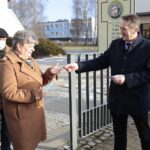 09.01.2022. Starosta Kielecki Mirosław Gębski, rozdający kalendarzyki podczas spotkania z mieszkańcami regionu / Wiktor Taszlow / Radio Kielce