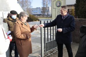 09.01.2022. Starosta Kielecki Mirosław Gębski, rozdający kalendarzyki podczas spotkania z mieszkańcami regionu / Wiktor Taszlow / Radio Kielce