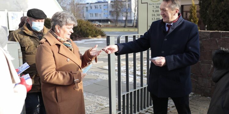 09.01.2022. Starosta Kielecki Mirosław Gębski, rozdający kalendarzyki podczas spotkania z mieszkańcami regionu / Wiktor Taszlow / Radio Kielce